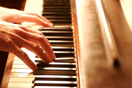 simsearch:400-07032438,k - Playing the Piano Stockbilder - Microstock & Abonnement, Bildnummer: 400-03990030