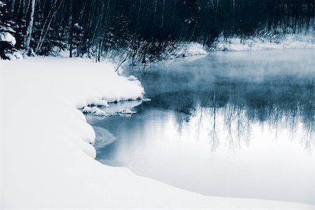 A winter landscape showing a foggy river in blue tones Foto de stock - Super Valor sin royalties y Suscripción, Código: 400-03990059