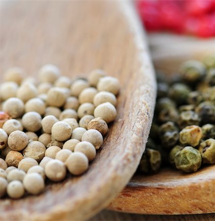 simsearch:700-00342851,k - Assorted peppercorns in wooden cooking spoons macro Photographie de stock - Aubaine LD & Abonnement, Code: 400-03990117