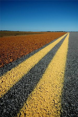 Double Yellow Lines on Roadside Fotografie stock - Microstock e Abbonamento, Codice: 400-03990214