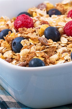 Breakfast Series - Close-up of a bowl of Muesli cereal with Raspberries and Blueberries Photographie de stock - Aubaine LD & Abonnement, Code: 400-03990639
