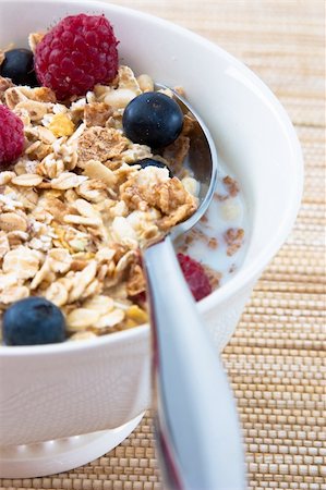 Breakfast Series - Close-up of a bowl of Muesli cereal with Raspberries and Blueberries Photographie de stock - Aubaine LD & Abonnement, Code: 400-03990640