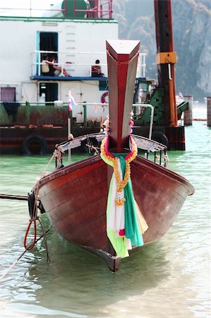 simsearch:400-06695001,k - Long tail boat at Phi Phi Island, Thailand - travel and tourism. Foto de stock - Super Valor sin royalties y Suscripción, Código: 400-03990871