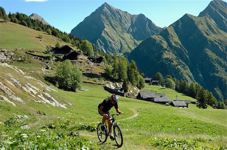 simsearch:622-01572135,k - Biker on high mountain rural road; alpine scenic, Italy, Europe. Foto de stock - Super Valor sin royalties y Suscripción, Código: 400-03991117