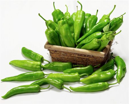 some green peppers in a basket, isolated on white background Photographie de stock - Aubaine LD & Abonnement, Code: 400-03991162