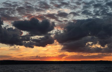 dark and light clouds on a sunset over Volga. Foto de stock - Super Valor sin royalties y Suscripción, Código: 400-03991767