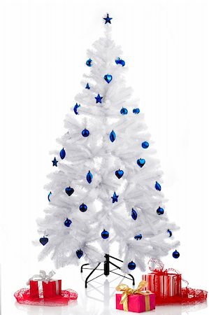 simsearch:400-03960871,k - Christmas white tree and gifts over a white background Stockbilder - Microstock & Abonnement, Bildnummer: 400-03991990