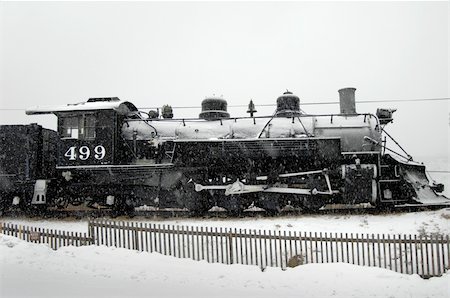 simsearch:400-07680071,k - Snow falls on black locomotive at Royal Gorge during winter.  Black and white image. Photographie de stock - Aubaine LD & Abonnement, Code: 400-03992585