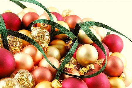 simsearch:400-04499150,k - Pile of small Christmas ornaments with ribbon woven through Foto de stock - Royalty-Free Super Valor e Assinatura, Número: 400-03992632
