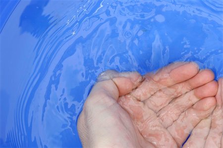 simsearch:625-02927359,k - Macro image of water drops on a man hands Foto de stock - Super Valor sin royalties y Suscripción, Código: 400-03992848