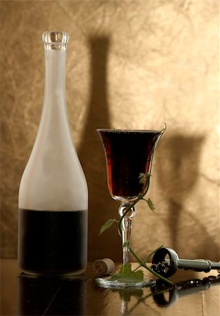 simsearch:400-05383095,k - red wine glass and bottle Stockbilder - Microstock & Abonnement, Bildnummer: 400-03992859