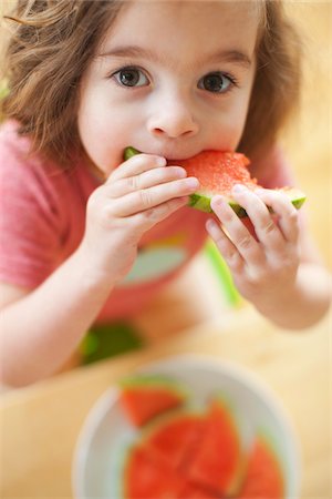 simsearch:700-03445625,k - Girl Eating Watermelon Fotografie stock - Premium Royalty-Free, Codice: 600-04163456