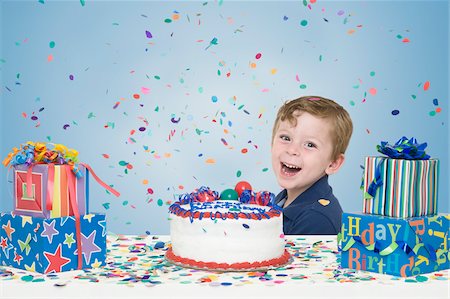 Jeune garçon avec un gâteau d'anniversaire et cadeaux Photographie de stock - Premium Libres de Droits, Code: 600-04223478