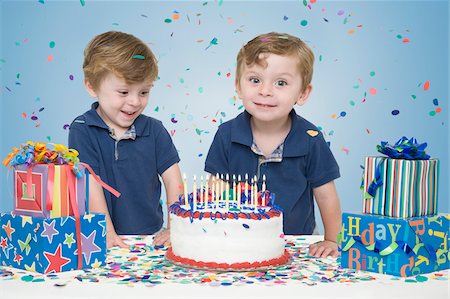 Jumeaux avec gâteau d'anniversaire et cadeaux Photographie de stock - Premium Libres de Droits, Code: 600-04223480