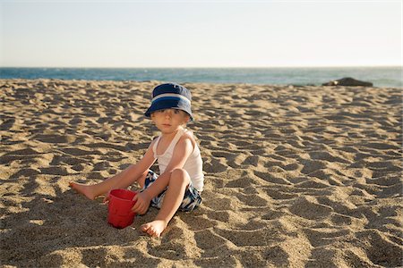 Portrait of Boy Digging in Sand on Beach Foto de stock - Sin royalties Premium, Código: 600-04223564
