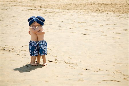 simsearch:614-09026971,k - Twin Boys Hugging on Beach Stock Photo - Premium Royalty-Free, Code: 600-04223561