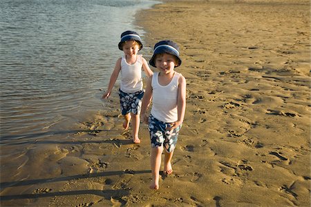 Lits jumeaux garçons marchant sur la plage Photographie de stock - Premium Libres de Droits, Code: 600-04223562