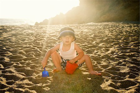 paletta - Portrait of Boy Digging in Sand on Beach Fotografie stock - Premium Royalty-Free, Codice: 600-04223563