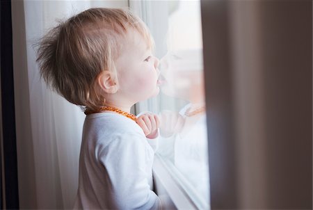 Portrait of Baby Girl Looking out Window Foto de stock - Sin royalties Premium, Código: 600-04425026