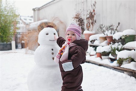Baby-Mädchen spielen mit Schneemann im Hinterhof Stockbilder - Premium RF Lizenzfrei, Bildnummer: 600-04425029