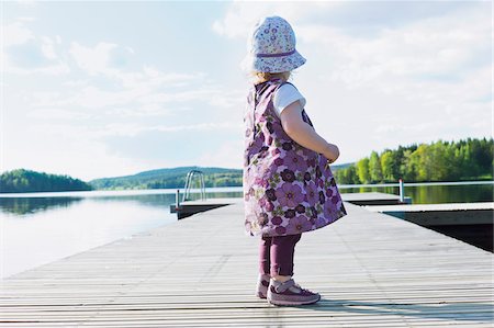 Girl Standing on Dock Foto de stock - Sin royalties Premium, Código: 600-04525175