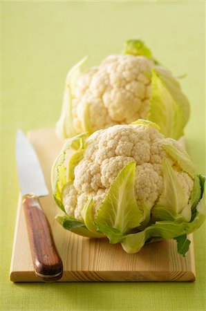 simsearch:600-06553511,k - Cauliflower on Cutting Board Stock Photo - Premium Royalty-Free, Code: 600-04625248