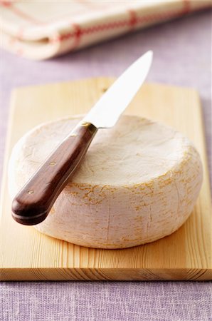 simsearch:600-06025236,k - Fromage et couteau sur une planche à découper Photographie de stock - Premium Libres de Droits, Code: 600-04625251