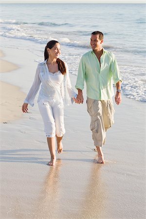 simsearch:600-04625314,k - Couple Walking on Beach Foto de stock - Sin royalties Premium, Código: 600-04625314