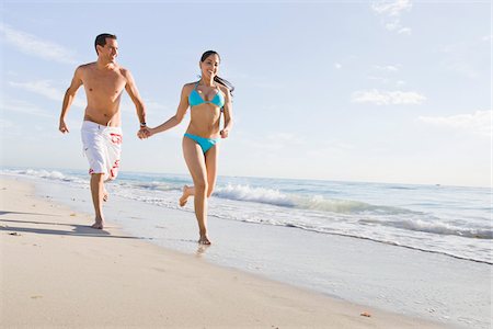 surf (waves hitting shoreline) - Couple Running on Beach Foto de stock - Sin royalties Premium, Código: 600-04625321