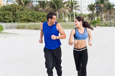 Couple Running on Beach Foto de stock - Royalty Free Premium, Número: 600-04625330