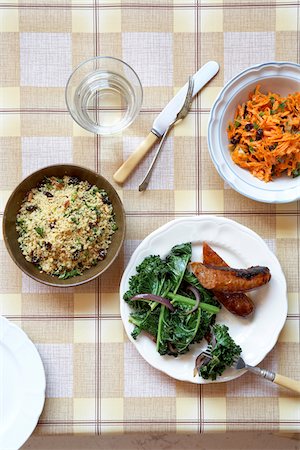 Kale and Sausages, Grain Salad and Carrot Salad Foto de stock - Sin royalties Premium, Código: 600-04625545