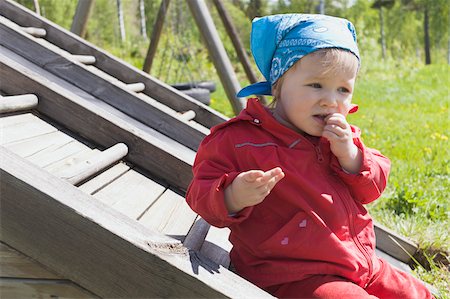 Baby Girl Sitting in Playground Foto de stock - Sin royalties Premium, Código: 600-04926399