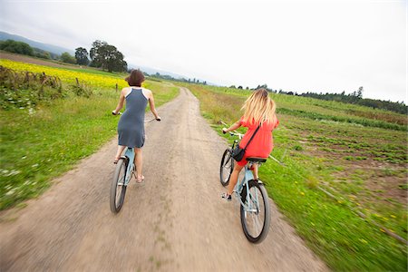 Women Riding Bikes, Oregon, USA Foto de stock - Sin royalties Premium, Código: 600-04931703