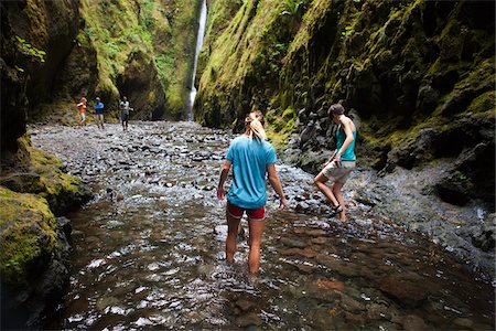 People Hiking in Oneonta Gorge, Oregon, USA Foto de stock - Sin royalties Premium, Código: 600-04931716