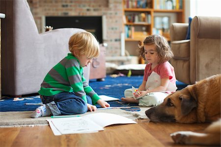 Boy and Girl Colouring, Clatsop County, Oregon, USA Foto de stock - Sin royalties Premium, Código: 600-04931725