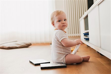 Baby Girl Playing on Floor Foto de stock - Royalty Free Premium, Número: 600-05181878