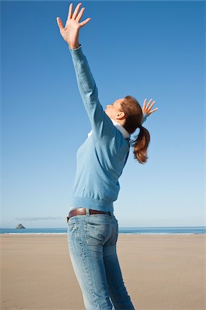 Femme sur la plage, Camaret-sur-Mer, Finistere, Bretagne, France Photographie de stock - Premium Libres de Droits, Code: 600-05389127