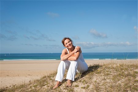 photo 40 year old redhead woman - Woman on Beach, Camaret-sur-Mer, Finistere, Bretagne, France Stock Photo - Premium Royalty-Free, Code: 600-05389147