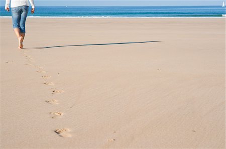 footprints in sand - Woman On Beach, Camaret-sur-Mer, Finistere, Bretagne, France Stock Photo - Premium Royalty-Free, Code: 600-05389141