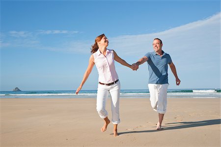 Couple on Beach, Camaret-sur-Mer, Finistere, Bretagne, France Stock Photo - Premium Royalty-Free, Code: 600-05389158