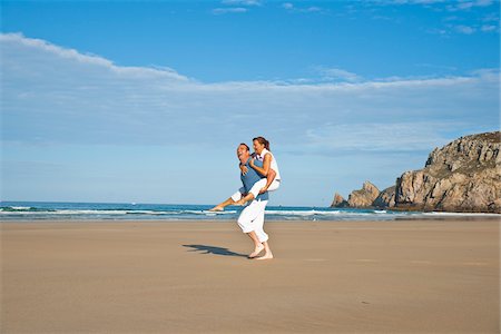 Couple on Beach, Camaret-sur-Mer, Finistere, Bretagne, France Foto de stock - Sin royalties Premium, Código: 600-05389151