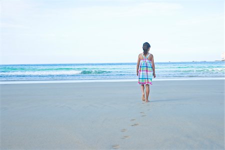 Girl on Beach, Camaret-sur-Mer, Finistere, Bretagne, France Stock Photo - Premium Royalty-Free, Code: 600-05389176