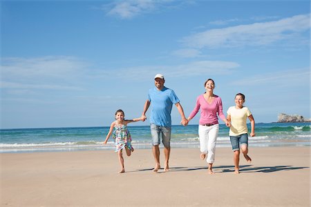 Family on Beach, Camaret-sur-Mer, Finistere, Bretagne, France Stock Photo - Premium Royalty-Free, Code: 600-05389179