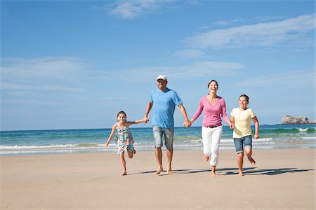 Family on Beach, Camaret-sur-Mer, Finistere, Bretagne, France Foto de stock - Sin royalties Premium, Código: 600-05389179