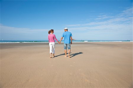 stock picture - Couple on Beach, Camaret-sur-Mer, Finistere, Bretagne, France Stock Photo - Premium Royalty-Free, Code: 600-05389170