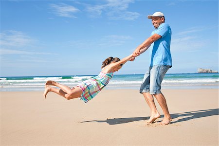 simsearch:600-07199703,k - Father and Daughter on Beach, Camaret-sur-Mer, Finistere, Bretagne, France Foto de stock - Royalty Free Premium, Número: 600-05389184