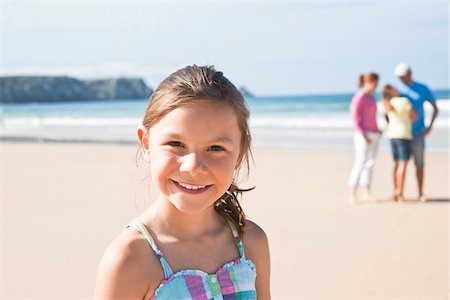 simsearch:600-07199703,k - Family on Beach, Camaret-sur-Mer, Finistere, Bretagne, France Foto de stock - Royalty Free Premium, Número: 600-05389181