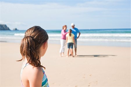 Famille sur la plage, Camaret-sur-Mer, Finistere, Bretagne, France Photographie de stock - Premium Libres de Droits, Code: 600-05389182