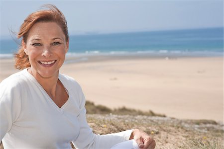 redhead woman 40s smiling - Woman on Beach, Camaret-sur-Mer, Finistere, Bretagne, France Stock Photo - Premium Royalty-Free, Code: 600-05389208