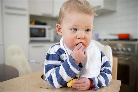 steve mcdonough - Portrait of Baby Girl Eating, London, England Foto de stock - Sin royalties Premium, Código: 600-05451161